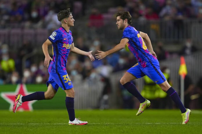 Gavi und Sergi Roberto sollen auch in Zukunft das Trikot des FC Barcelona tragen. Gavi und Sergi Roberto sollen auch in Zukunft das Trikot des FC Barcelona tragen.