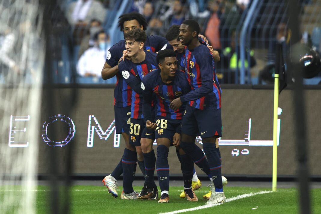 Der FC Barcelona feiert den Sieg im Clásico gegen Real Madrid. Foto: Yasser Bakhsh/Getty Images.