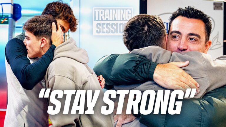 Mitspieler trösten ihn: Gavi nach Kreuzband-Schock auf Krücken beim Team