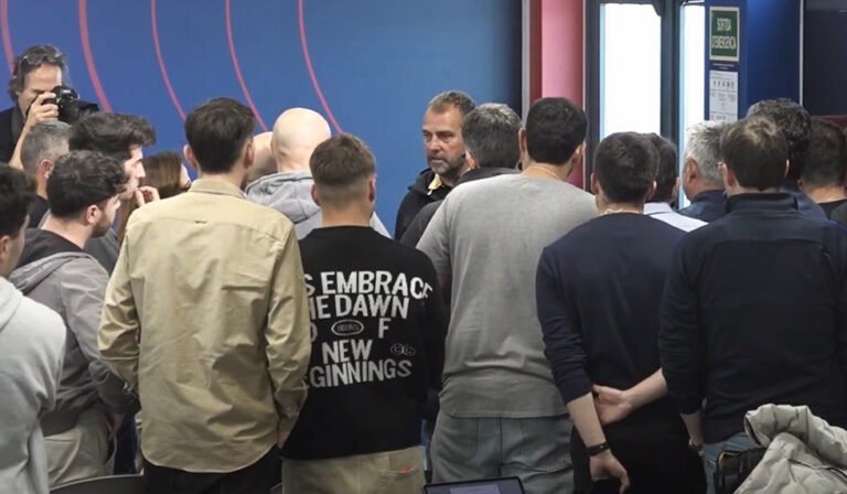 Nach PK-Ende: Flick versammelt Reporter plötzlich um sich