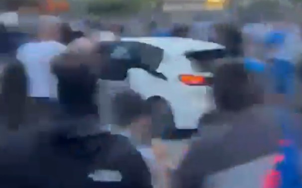 Auto rast in Menschenmenge: Schock vor Barcelona-Derby