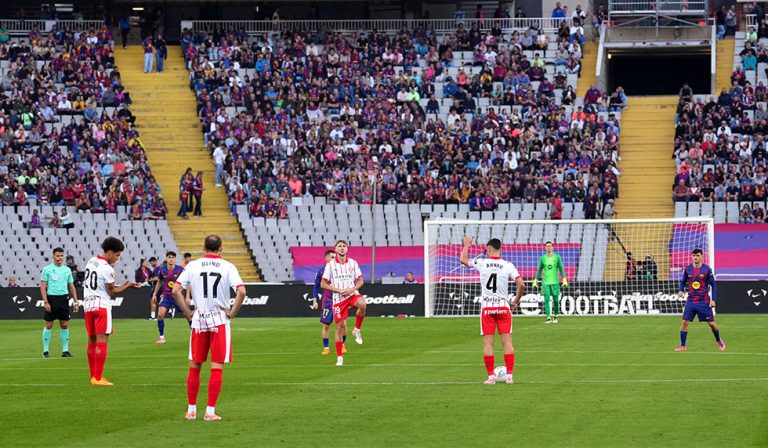 Protest bei Barça-Spiel: Nach dem Anstoß stehen beide Teams still