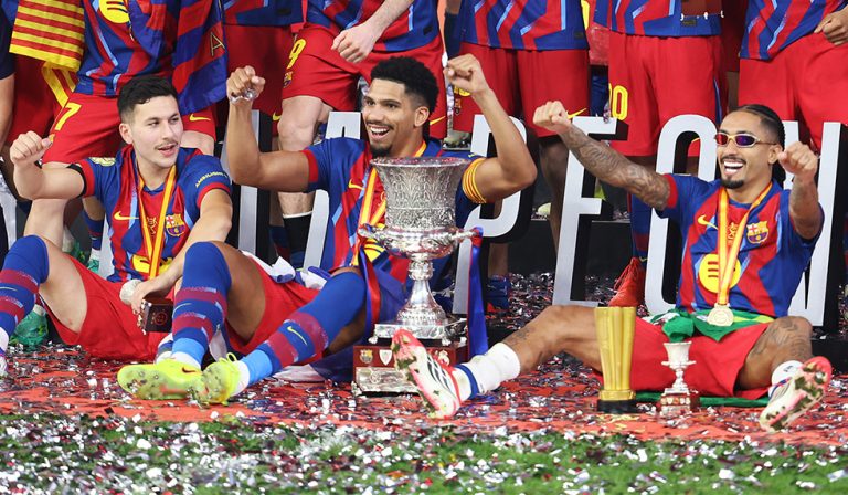 Nicht ter Stegen! Araújo streckt Trophäe hoch: „Scheint, dass er okay ist“