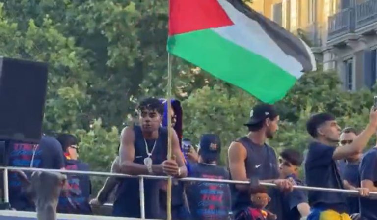 Flick rüffelt Lamine Yamal wegen Palästina-Flagge
